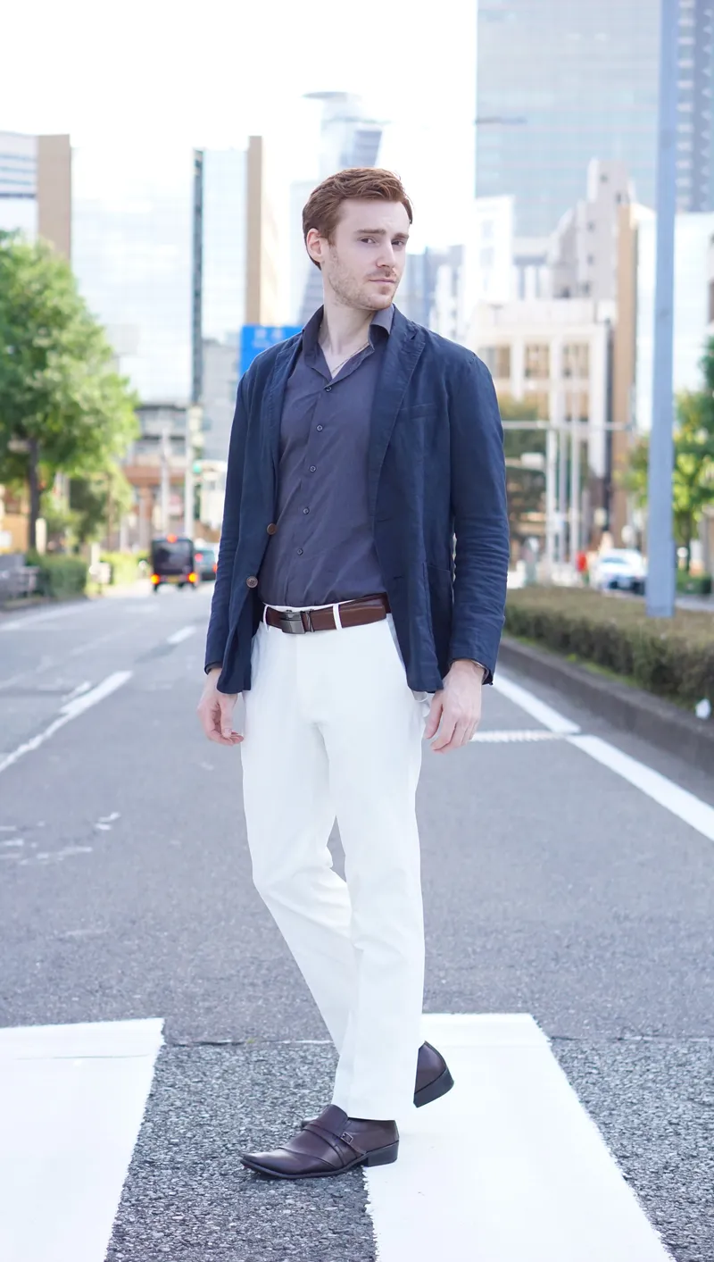 街を歩く全身ショット